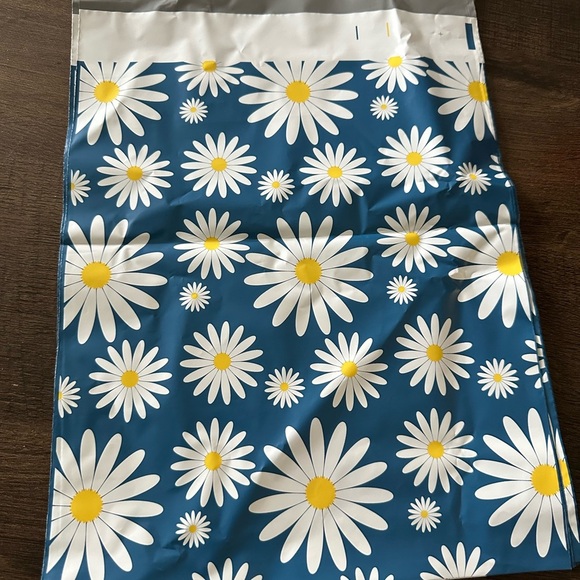 Daisy 10 Polymailers 10 x 13 - Picture 3 of 3